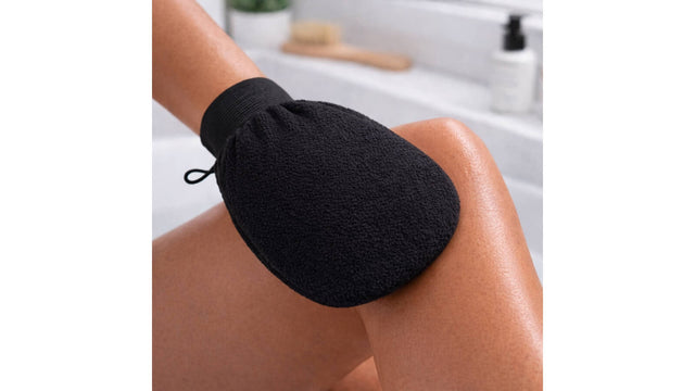 Using an exfoliating mitt to prepare skin before applying self tanner